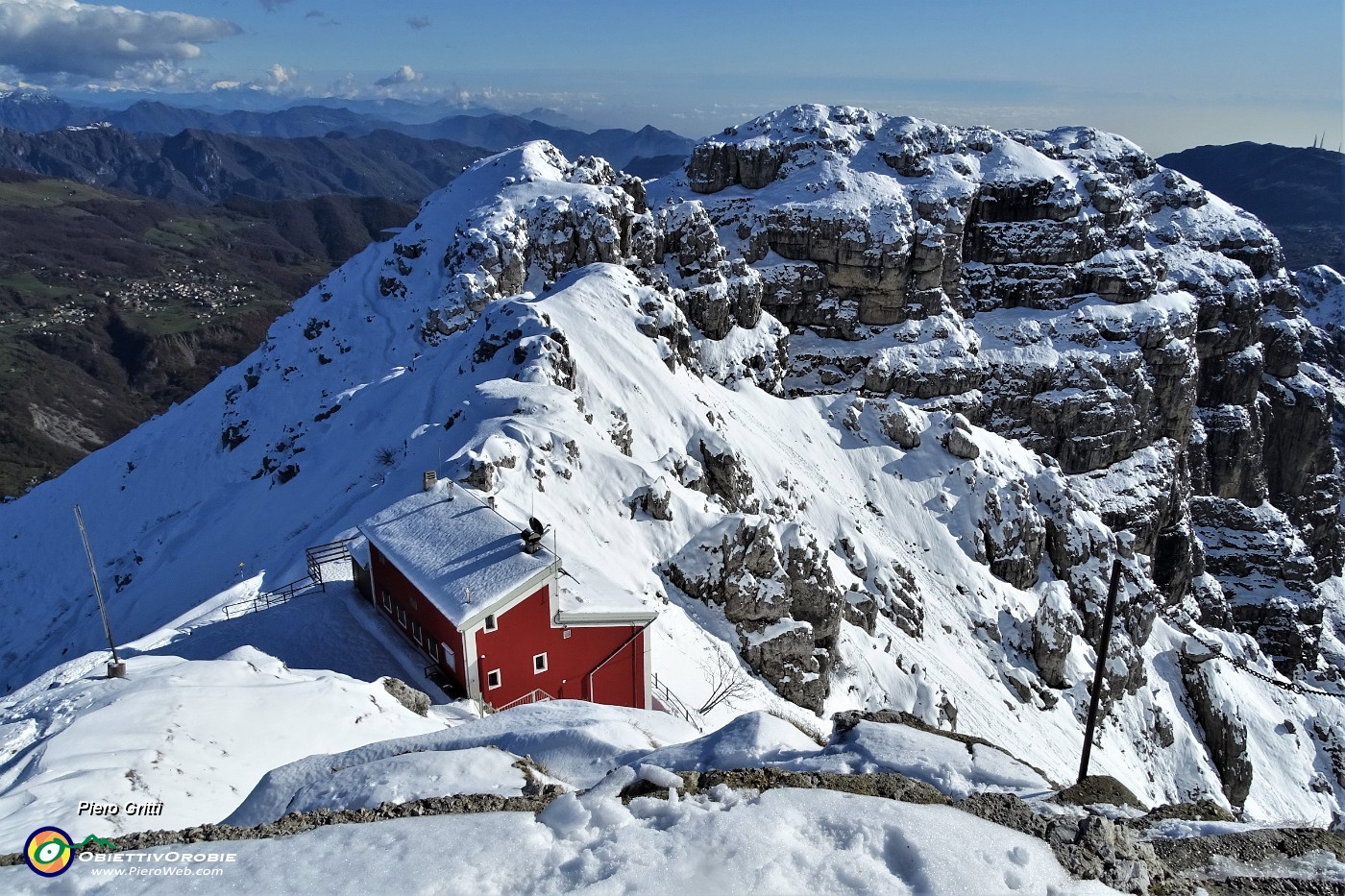 70 Rif. Azzoni con vista in Pizzo Daina.JPG